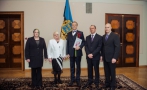 Tiitli andsid riigipeale üle Eesti Maksumaksjate Liidu esindajad Ille Paltser, Eva Paltser, Martin Huberg ja Ivo Raudjärv