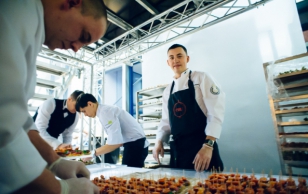 24.02 vastuvõtuks valmistasid presidendi kantselei peakoka Inga Paenurme juhtimisel süüa Margo Paluoja, Hardi Nurmine, Priit Toomits, Erki Palo, Rainer Veeroja, Pavel Gurjanov, Vladimir Upeniek ning kondiiter Elli Vendla ja kondiiter Urmas Ostrov