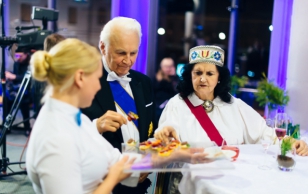 24.02 vastuvõtuks valmistasid presidendi kantselei peakoka Inga Paenurme juhtimisel süüa Margo Paluoja, Hardi Nurmine, Priit Toomits, Erki Palo, Rainer Veeroja, Pavel Gurjanov, Vladimir Upeniek ning kondiiter Elli Vendla ja kondiiter Urmas Ostrov