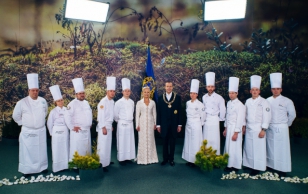 24.02 vastuvõtuks valmistasid presidendi kantselei peakoka Inga Paenurme juhtimisel süüa Margo Paluoja, Hardi Nurmine, Priit Toomits, Erki Palo, Rainer Veeroja, Pavel Gurjanov, Vladimir Upeniek ning kondiiter Elli Vendla ja kondiiter Urmas Ostrov