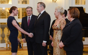 Ametlik õhtusöök Poola presidendi Bronislaw Komorowski ja proua Anna Komorowska kutsel. Pildil vasakul kahekordne olümpiavõitja, tippsuusataja Justyna Kowalczyk, kelle hooldemehed on eestlased Are Mets ja Peep Koidu.