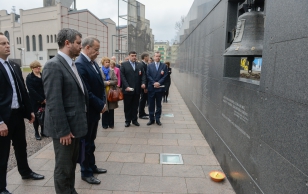 Küünla süütamine Varssavi Ülestõusumuuseumi mälestusseina juures