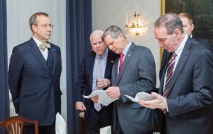 President Toomas Hendrik Ilves, Ameerika Ühendriikide senaatorid John McCain ja John Hoeven ning Ameerika Ühendriikide suursaadik Eestis Jeff Levine