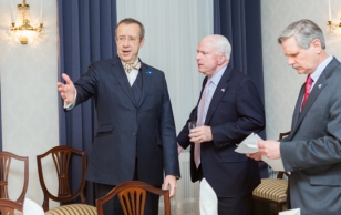 President Toomas Hendrik Ilves ning Ameerika Ühendriikide senaatorid John McCain ja John Hoeven