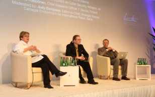 President Toomas Hendrik Ilves küberjulgeolekule keskenduvas paneelis koos Küberkaitse nõukogu presidendi Holl Lute'i ja F-Secure Mikko Hyppöneniga