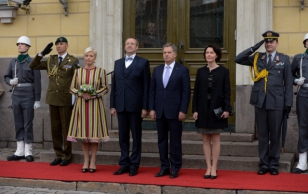 Ametlik tervitustseremoonia. Evelin Ilves, president Toomas Hendrik Ilves, Soome president Sauli Niinistö ja Jenni Haukio