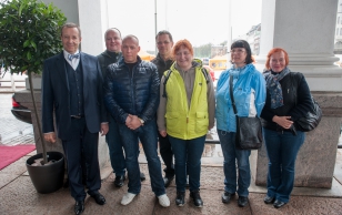 Juhuslik kohtumine Helsingi linnavalitsuse ees. Soome kolleegidega kohtuma saabunud Tartu vanglaametnikud märkasid autol sini-must-valget lippu, ootasid veidi ja said presidendile terekätt anda, ühispilt veel lisaks.