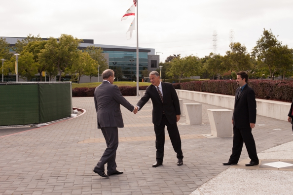 President Toomas Hendrik Ilves kohtus Räniorus Microsofti juhtidega, et arutada e-valitsemise ning e-teenuste tulevikku. Pildil koos Microsofti juhatuse liikme Helmut Pankega.
