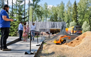 President Ilves külastas Maanteemuuseumi, mis asub Tartust 48 kilomeetri kaugusel, kunagise Tartu-Võru postitee ääres, endises Varbuse hobupostijaamas.
