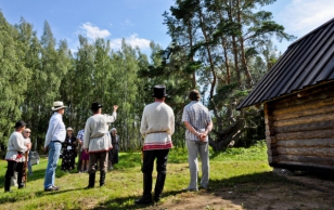 Puu istutamine Härmä tsässona juurde.