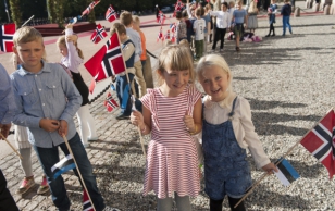 Kuningas Haraldit ja president Ilvest Norra Kuningapalee ette tervitama tulnud lapsed