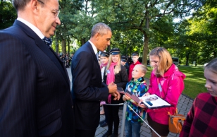 Läänemaal, Noarootsi vallas, Sutlepa külas elava 10-aastase Kristo Tsarentsi unistus oli kohtuda Ameerika presidendiga. USA president Barack Obama pidas Kristoga südamliku vestluse ning andis mälestuseks autogrammi.