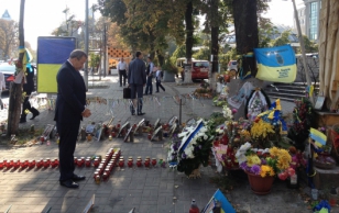 President Toomas Hendrik Ilves asetas Kiievis lilled Maidan Nezaležnosti ehk Iseseisvuse väljakule mälestamaks tänavu veebruaris tapetud meeleavaldajaid, kes nõudsid Ukrainale euroopalikke muutusi.