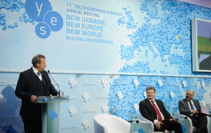 President Toomas Hendrik Ilves avas koos Ukraina riigipead Petro Porošenko ja Euroopa Parlamendi presidendi Martin Schulziga 11. Jalta Euroopa strateegiakonverentsi ''YES'', mis Krimmi annekteerimise tõttu peetakse seekord Kiievis.
