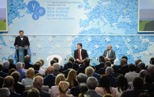 President Toomas Hendrik Ilves avas koos Ukraina riigipead Petro Porošenko ja Euroopa Parlamendi presidendi Martin Schulziga 11. Jalta Euroopa strateegiakonverentsi ''YES'', mis Krimmi annekteerimise tõttu peetakse seekord Kiievis.