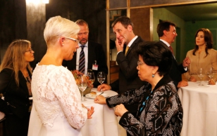 Evelin Ilves Taani terviseministri korraldatud vastuvõtul kõnelemas Maailma Tervishoiuorganisatsiooni (WHO) juhi Margaret Chan'iga