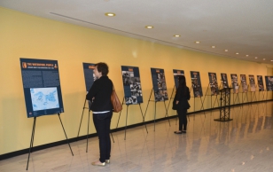 President Ilves avas ÜRO kõrgetasemelise nädala ja Põlisrahvaste maailmakonverentsi raames ÜRO konverentsiruumides Lennart Meri soome-ugri filmirännakuid tutvustava fotonäituse ''Veelinnurahvas''