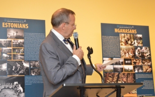 President Ilves avas ÜRO kõrgetasemelise nädala ja Põlisrahvaste maailmakonverentsi raames ÜRO konverentsiruumides Lennart Meri soome-ugri filmirännakuid tutvustava fotonäituse ''Veelinnurahvas''