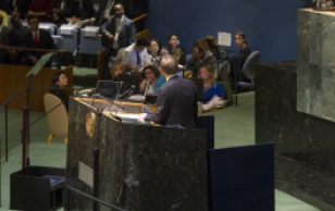Enne oma sõnavõttu avas ÜRO peasekretär Ban Ki-moon virtuaalselt äsja renoveeritud Peaassamblee saali