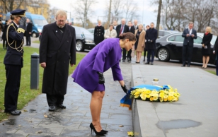 Rootsi kroonprintsess Victoria asetas Estonia mälestusmärgi juurde pärja