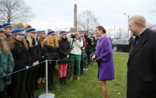 Rootsi kroonprintsess Victoria asetas Estonia mälestusmärgi juurde pärja ning kohtus kohale tulnud Gustav Adolfi Gümnaasiumi õpilastega