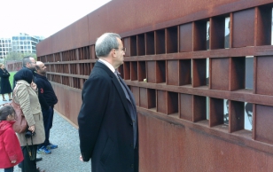 President Toomas Hendrik Ilves Berliini müüri langemise 25. aastapäeva eel Berliini müüri mälestusmärgi juures