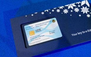 President Ilves issues first e-resident card