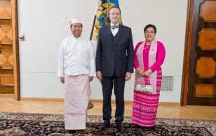 Myanmari Liidu Vabariigi suursaadik U Soe Nwe, president Toomas Hendrik Ilves ja suursaadiku abikaasa
