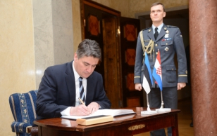 Horvaatia peaminister Zoran Milanovići sissekanne külalisteraamatusse