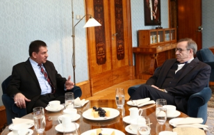 Iraagi Vabariigi suursaadik Saad A. W. Jawad Kindeel ja president Toomas Hendrik Ilves