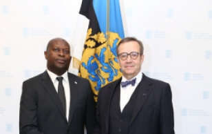 Botswana Vabariigi suursaadik Lameck Nthekela ja president Toomas Hendrik Ilves