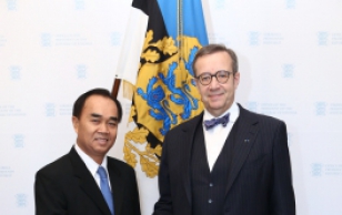 Laose Demokraatliku Rahvavabariigi suursaadik Sithong Chitnhothinh ja president Toomas Hendrik Ilves