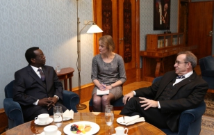 Togo Vabariigi suursaadik Kwami Christophe Dikenou ja president Toomas Hendrik Ilves