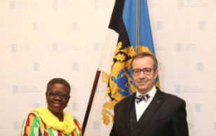 Ghana Vabariigi suursaadik Akua Sena Dansua ja president Toomas Hendrik Ilves