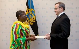 Ghana Vabariigi suursaadik Akua Sena Dansua ja president Toomas Hendrik Ilves