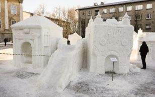 Tartu Ülikooli Narva kolledži esisel platsil avati lumelinn teemal ''Minu Narva''.
