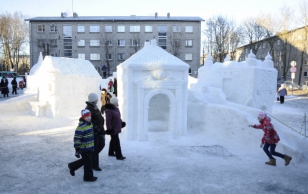 Tartu Ülikooli Narva kolledži esisel platsil avati lumelinn teemal ''Minu Narva''.