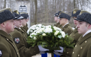 Pärgade asetamine Narva Garnisoni kalmistul Siivertsis.