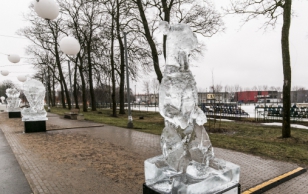 Jõhvi Kontserdimaja ees tervitasid linnarahvast ja 24. veebruari pidulikule vastuvõtule saabujaid päev varem kohale toodud kaunid jääskulptuurid, mis valmisid skulptor Tiiu Kirsipuu eestvedamisel.