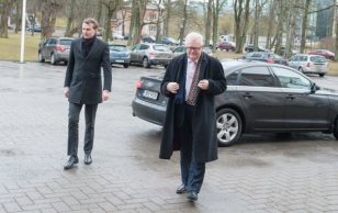 President Toomas Hendrik Ilves alustas Riigikogu valimiste järgseid kohtumisi parlamenti valitud erakondade esindajatega. Kohtumine Keskerakonna esimehe Edgar Savisaarega.