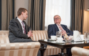 President Toomas Hendrik Ilves alustas Riigikogu valimiste järgseid kohtumisi parlamenti valitud erakondade esindajatega. Kohtumine Keskerakonna esimehe Edgar Savisaarega.