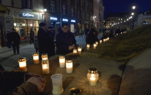 Mälestusküünla süütamine Tallinnas Harju tänaval, mälestamaks kõiki 1944. aasta märtsipommitamise ohvreid.