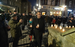 Mälestusküünla süütamine Tallinnas Harju tänaval, mälestamaks kõiki 1944. aasta märtsipommitamise ohvreid.