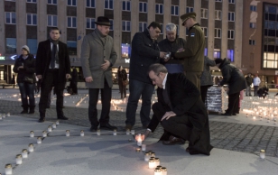 Lighting candles to commemorate the victims of the March Deportation