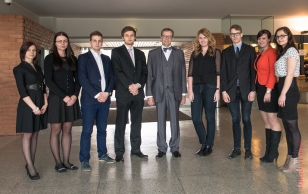 President Toomas Hendrik Ilves koos TTÜ Üliõpilasesinduse (vasakul) ja IT Teaduskonna üliõpilasnõukogu (paremal) liikmetega.