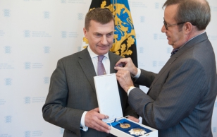 President Toomas Hendrik Ilves kohtus Kadriorus Euroopa Komisjoni asepresidendi Andrus Ansipiga ja andis talle üle Riigivapi II klassi teenetemärgi, tunnustades Andrus Ansipi tegevust Eesti peaministrina aastail 2005-2014.