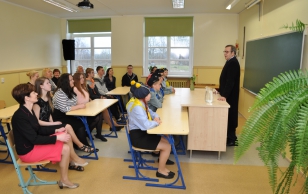 Ringkäik Viljandi vallas algas Paistu koolist, kus president Ilves andis VII–IX klassi õpilastele ühiskonnaõpetuse tunni.