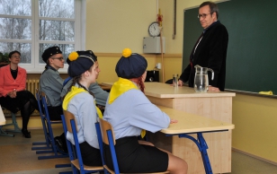 Ringkäik Viljandi vallas algas Paistu koolist, kus president Ilves andis VII–IX klassi õpilastele ühiskonnaõpetuse tunni.
