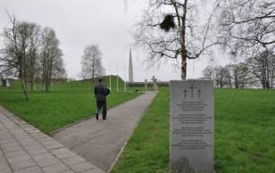 Возложение Президентом Республики венков в Таллинне у мемориала Маарьямяэ в память всех погибших в войне