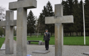 Teise maailmasõja Euroopa lahingute lõpu 70. aastapäeval asetati Vabariigi Presidendi pärjad Tallinnas Maarjamäel kõigi sõjas langenute mälestuseks.